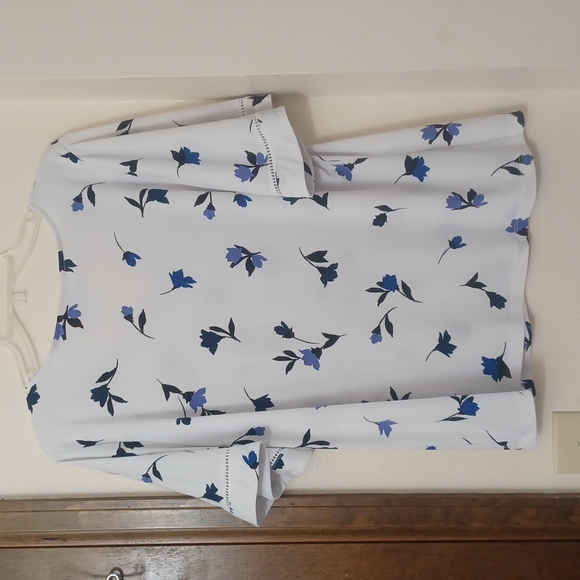 Liz Claiborne Short Sleeve V Neck Floral Patterned Career Top.  Size Lar… - Picture 6 of 6